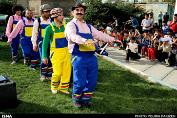اجرای نمایش خیابانی در منطقه دیزج شهر همدان