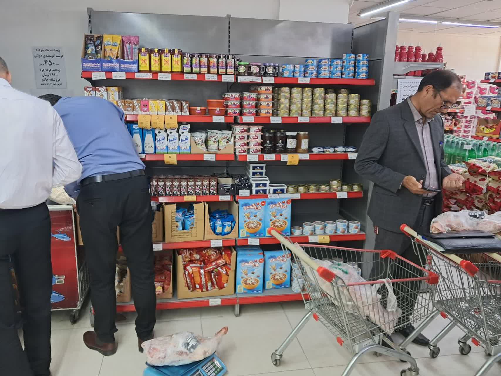 کشف بیش از ۱۰۰ کیلوگرم گوشت فاسد در فروشگاه‌ زنجیره‌ای بهار