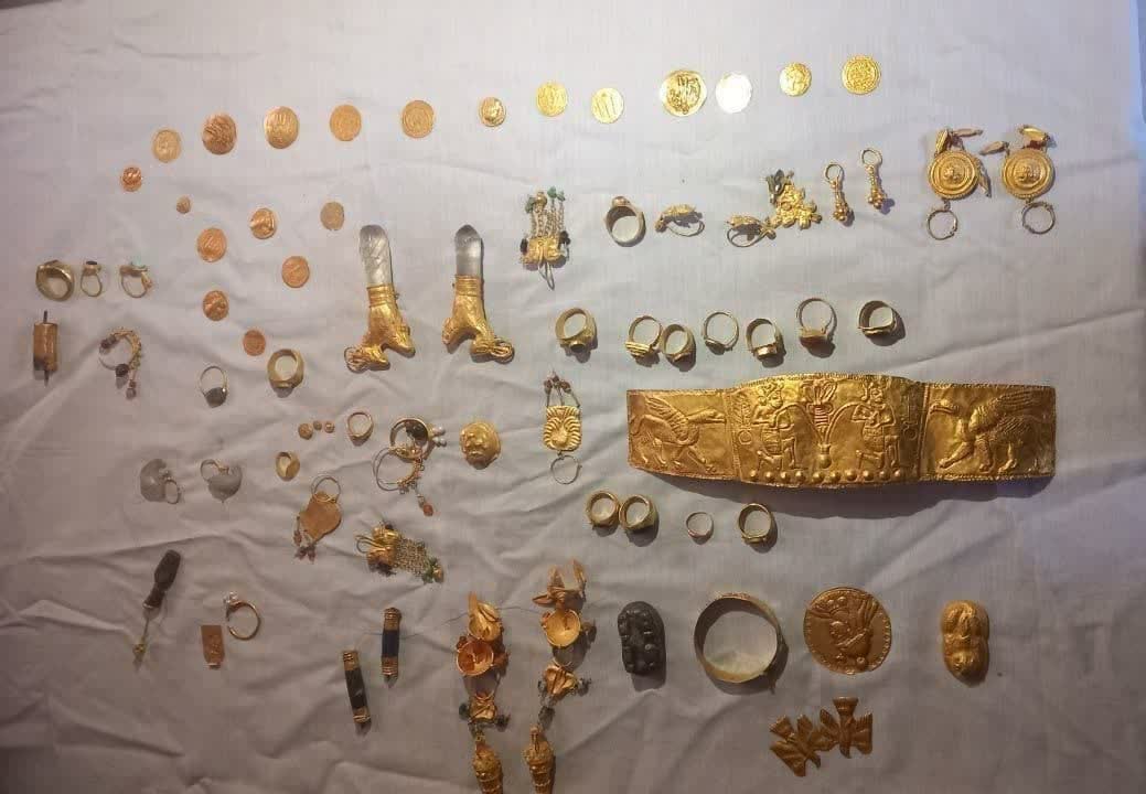 کشف ۷۸ قطعه اشیاء زرین در منزل یک نهاوندی 