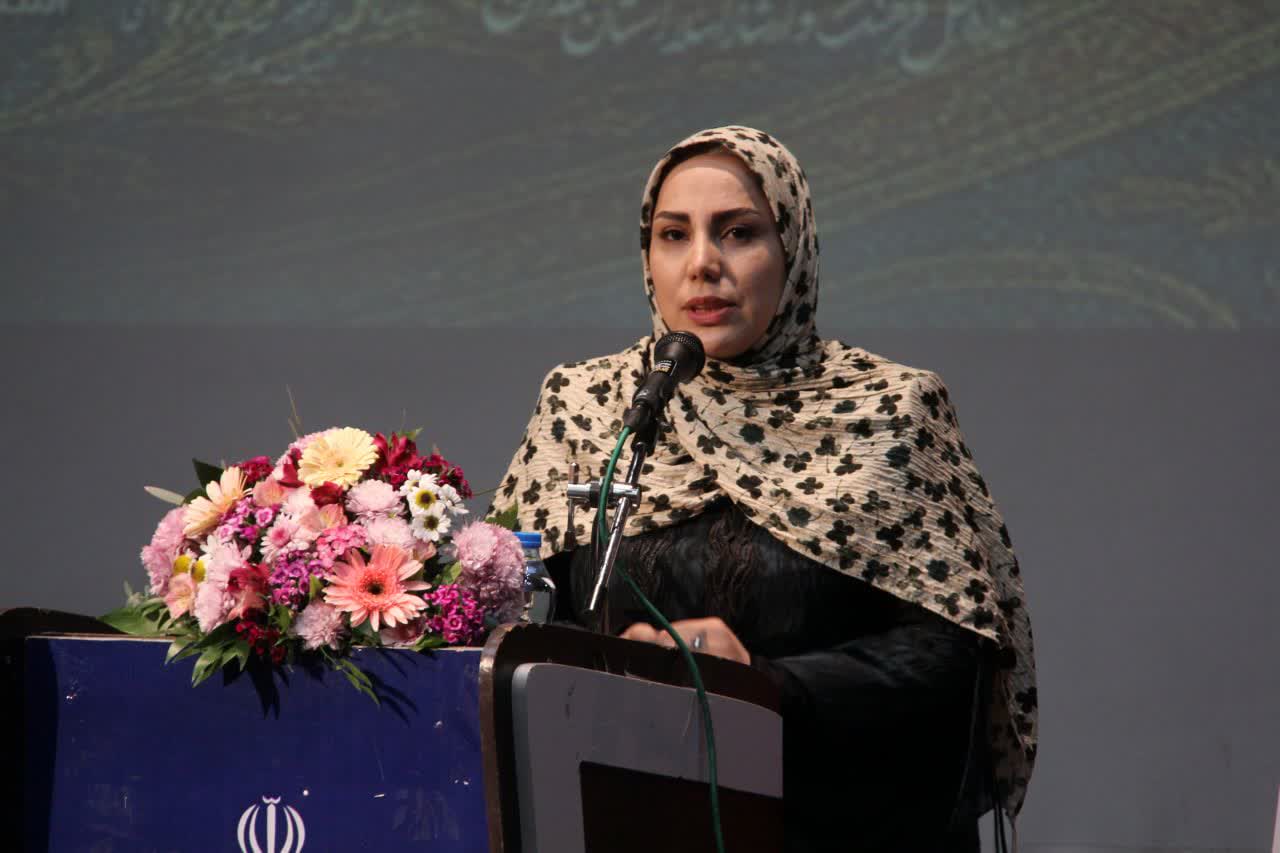 لباس ایرانی همواره عاری از برهنگی و سرشار از وقار و زیبایی بوده است