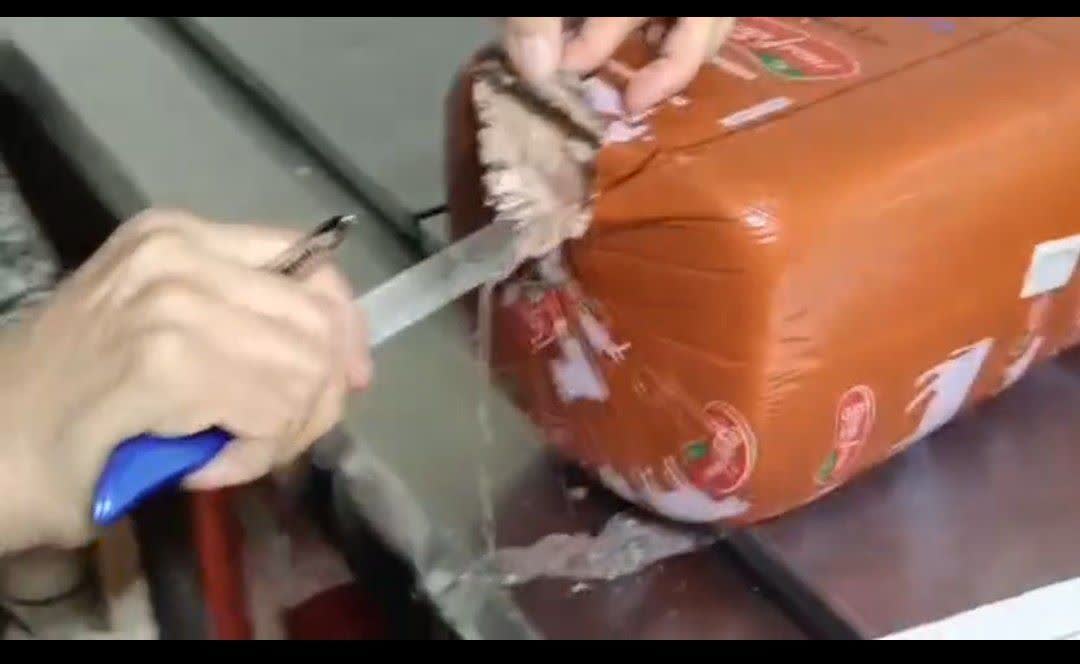 کشف ۶۰ کیلوگرم ژامبون و سوسیس تاریخ‌گذشته در همدان  