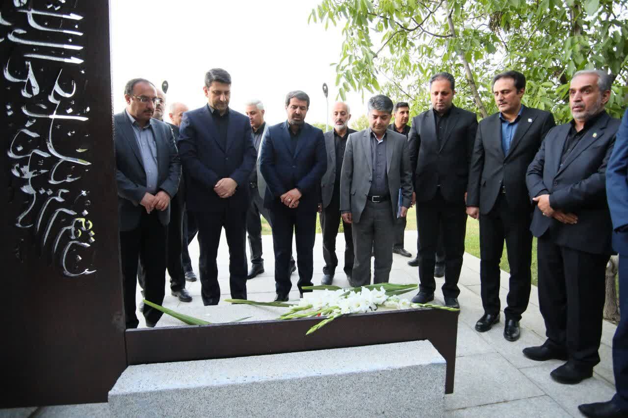 سفر وزیر ارتباطات به همدان و حضور بر مزار شهید گمنام 