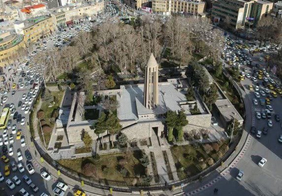 بازدید بیش از ۲۳ هزار نفر از جاذبه‌های گردشگری همدان/آرامگاه بوعلی‌سینا در صدر بازدیدهای نوروزی 