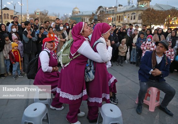 اجرای نمایش خیابانی 