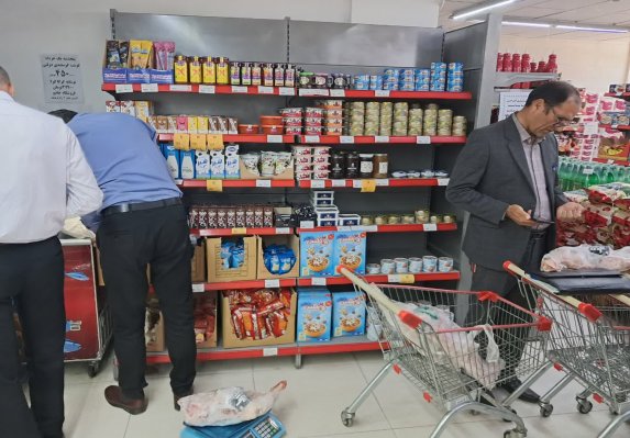 کشف بیش از ۱۰۰ کیلوگرم گوشت فاسد در فروشگاه‌ زنجیره‌ای بهار