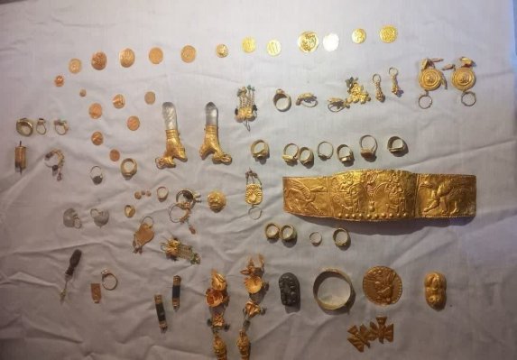 کشف ۷۸ قطعه اشیاء زرین در منزل یک نهاوندی 