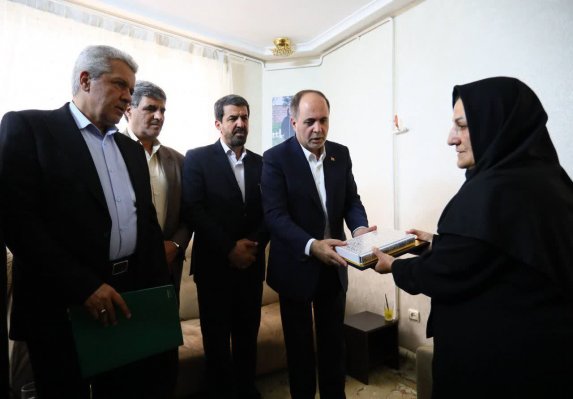 وزیر جهادکشاورزی با خانواده شهیده 