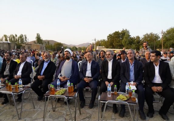 شانزدهمین جشنواره شیره‌پزی مانیزان برگزار شد 
