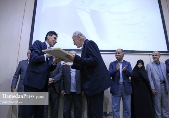 در اردیبهشت مفاخر، همدان به احترام 