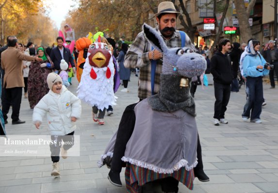 شادپیمایی عروسک ها همزمان با آغاز جشنواره بین المللی تئاتر کودک ونوجوان