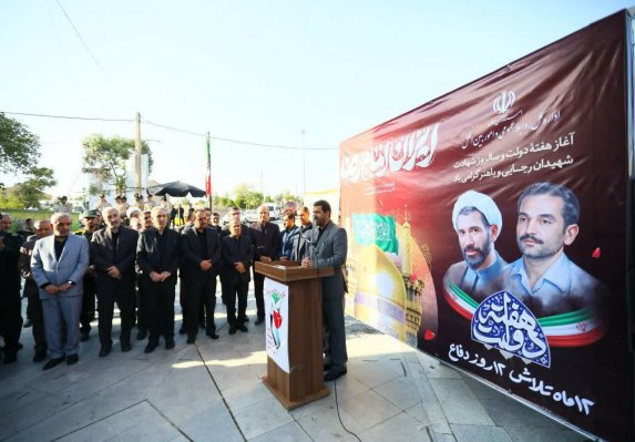 حضور استاندار همدان و مدیران استان در گلزار شهدا همزمان با آغاز هفته دولت 