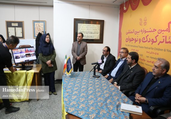 بازدید استاندار همدان از دبیرخانه جشنواره بین المللی تئاتر کودک و نوجوان همدان