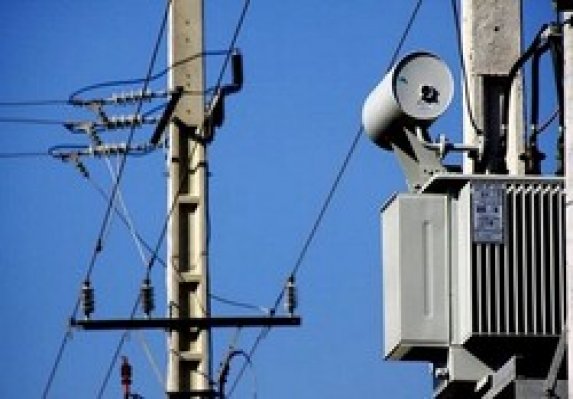 رفع افت ولتاژ برق در منطقه نان بربری رزن با نصب ترانس جدید