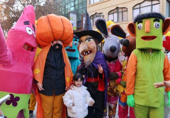  شادپیمایی ۱۲۰ عروسک در جشنواره بین‌المللی تئاتر کودک؛ قلب هگمتانه غرق در شادی  